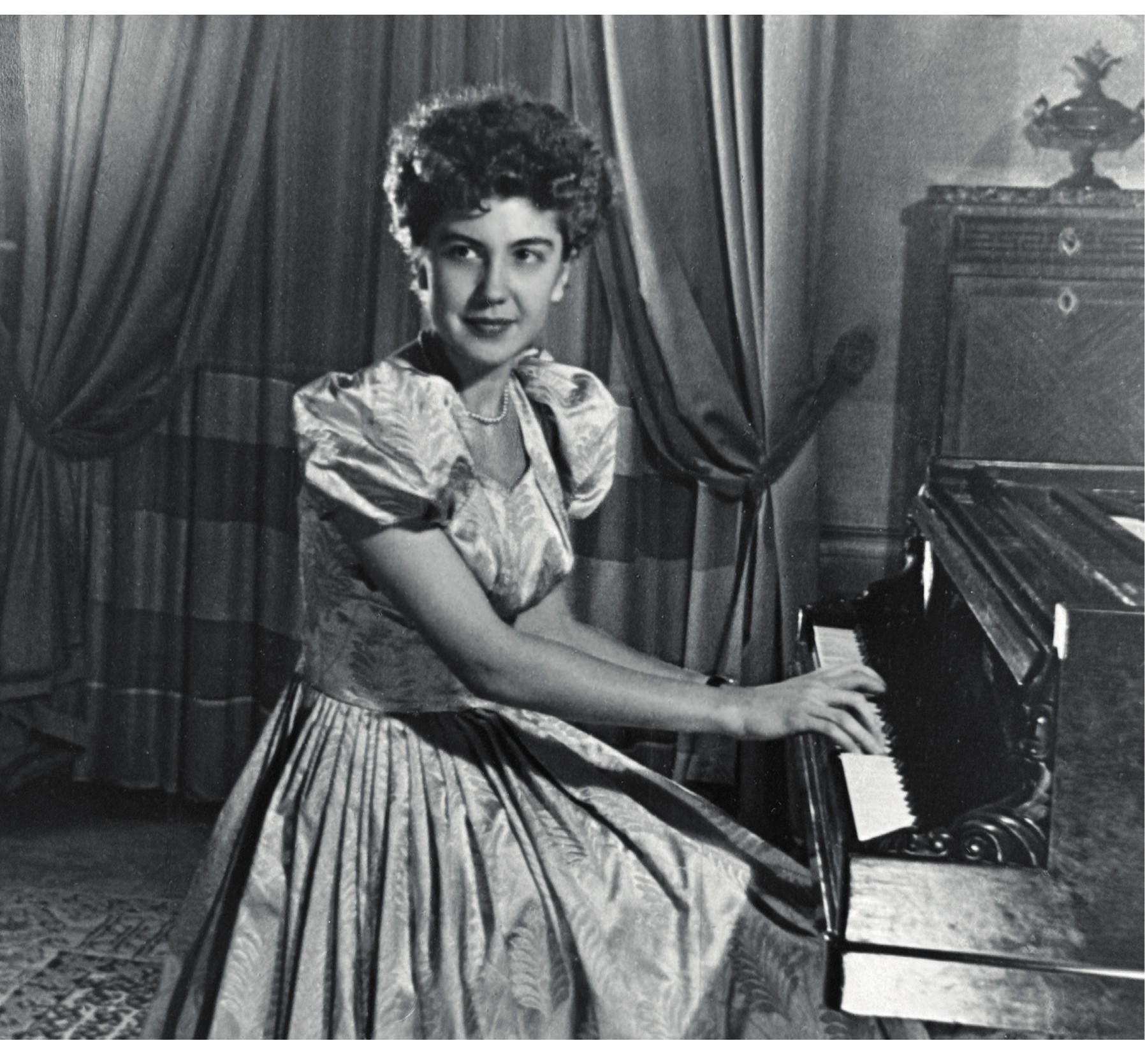 Huguette Grémy-Chauliac au clavier, photographie en noir et blanc